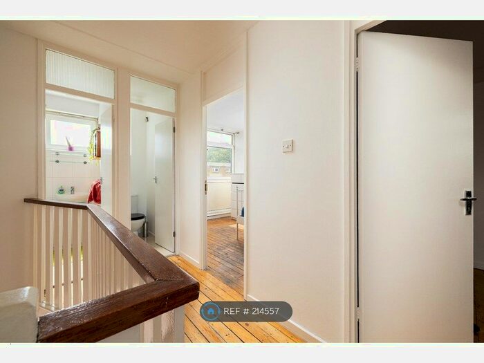 3 Bedroom Maisonette To Rent In Tomlinson Close, London, E2