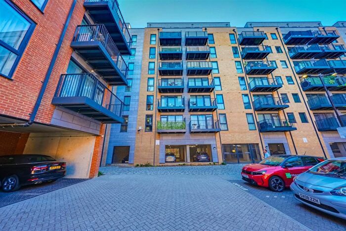 2 Bedroom Flat For Sale In Brewers Square, Dartford, DA1