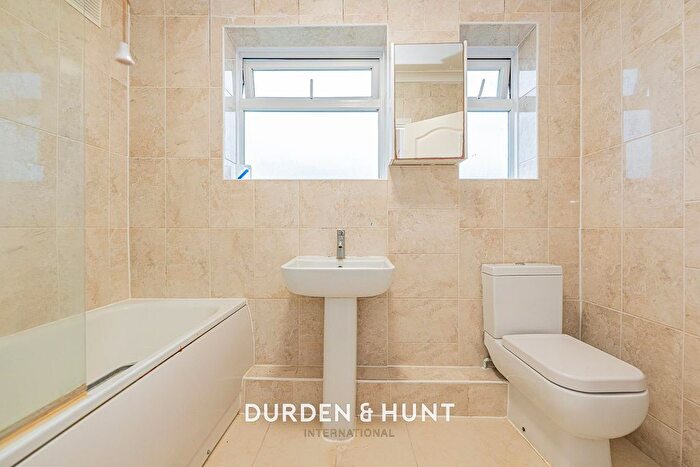 2 Bedroom End Of Terrace House For Sale In Goldingham Avenue, Loughton, IG10