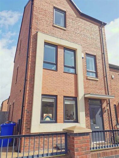 4 Bedroom Town House To Rent In Ashton Old Road, Openshaw, M11