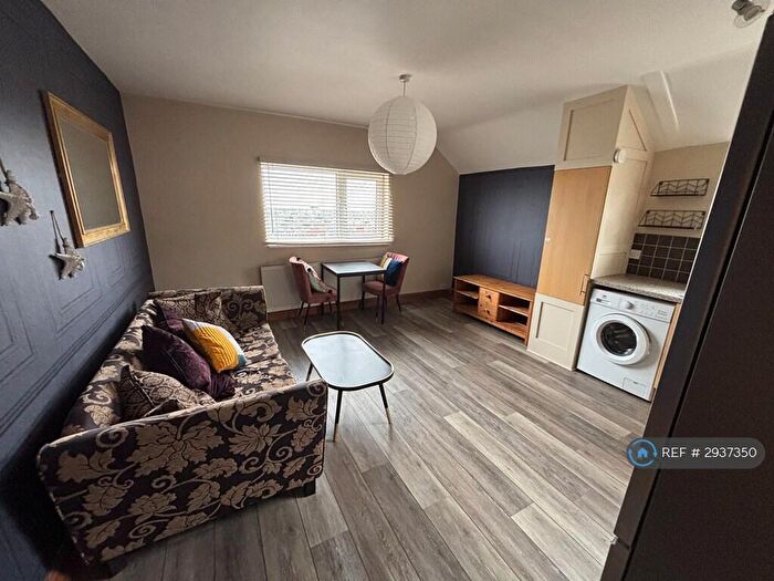 1 Bedroom Flat To Rent In Sketty Road, Swansea, SA2