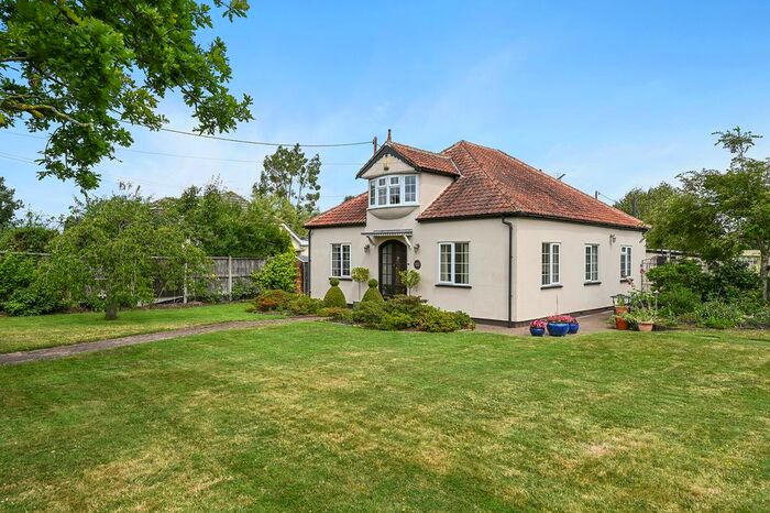 4 Bedroom Detached House For Sale In Brentwood Road, Dunton, Brentwood, CM13