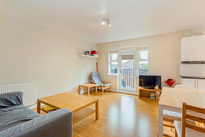 2 Bedroom Flat To Rent In Coppetts Road, London, N10