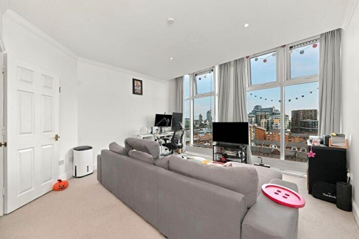1 Bedroom Flat To Rent In Plantation Wharf, London, SW11