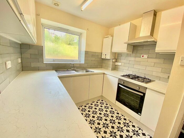 2 Bedroom Flat To Rent In Lynwood Close, South Woodford, E18