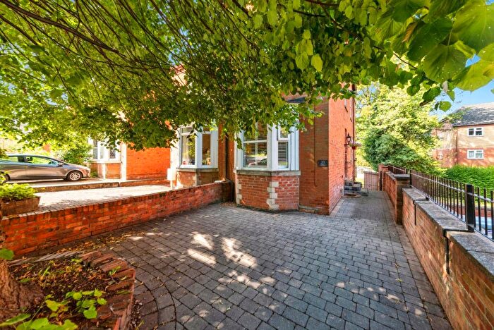 3 Bedroom Semi Detached House For Sale In Dudley Road, Grantham, NG31