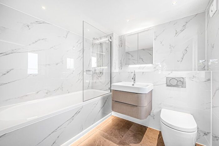 3 Bedroom Flat To Rent In Rotherhithe Street, Surrey Quays, SE16