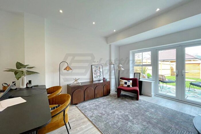 3 Bedroom Town House To Rent In Albright Gardens, KT12