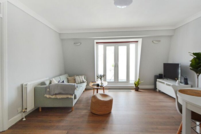 2 Bedroom Flat To Rent In Gloucester Terrace, London, W2