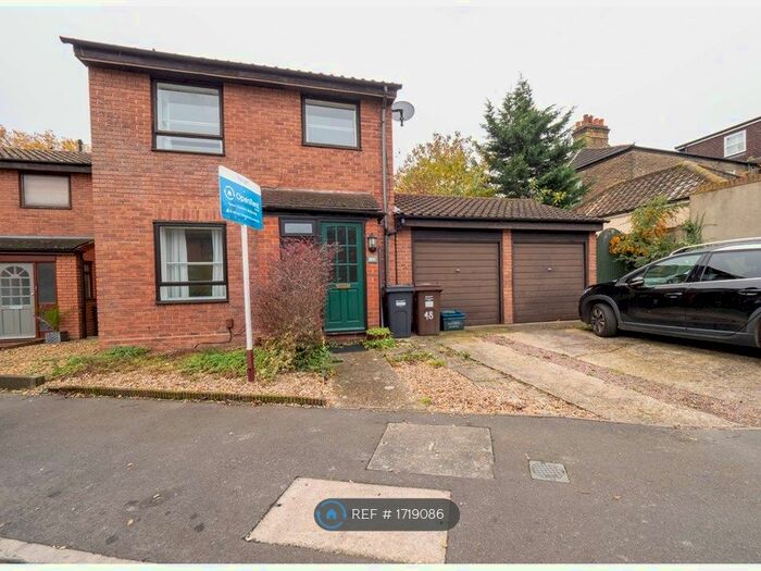 2 Bedroom Semi-Detached House To Rent In Oliver Close, London, W4