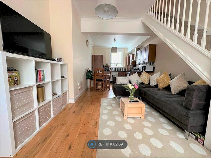 2 Bedroom Maisonette To Rent In Shenley Road, London, SE5