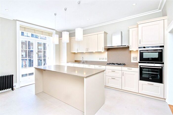 3 Bedroom Flat To Rent In Gloucester Place, Marylebone, London, W1U
