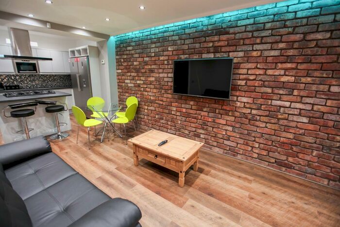 5 Bedroom Semi-Detached House To Rent In Cheapside, L2