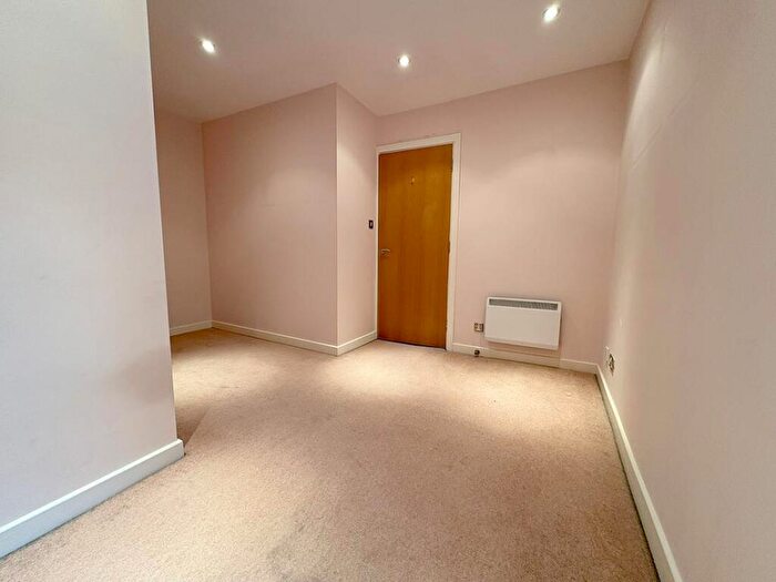2 Bedroom Flat For Sale In Valley Drive, Harrogate, HG2