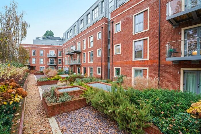 2 Bedroom Flat To Rent In Queens Road, Weybridge, Surrey, KT13