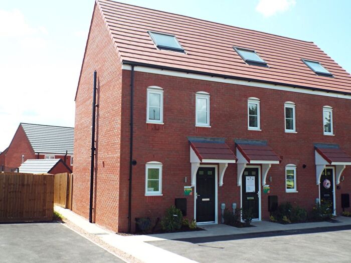 3 Bedroom Town House To Rent In Farmhouse Close, Burton-On-Trent, DE13