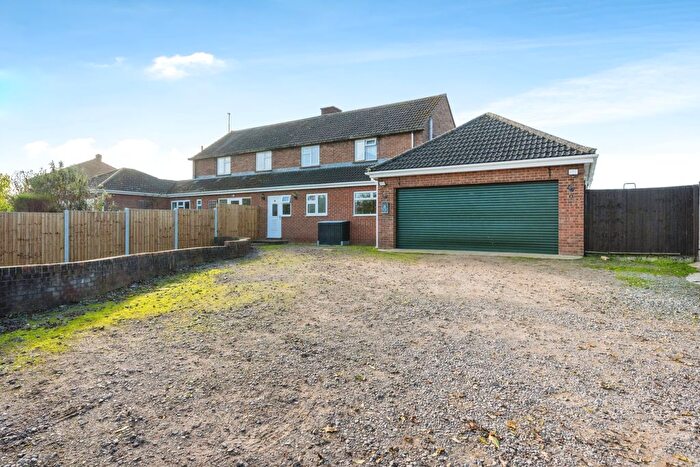 4 Bedroom Semi-Detached House For Sale In High Street, Roxton, Bedford, Bedfordshire, MK44