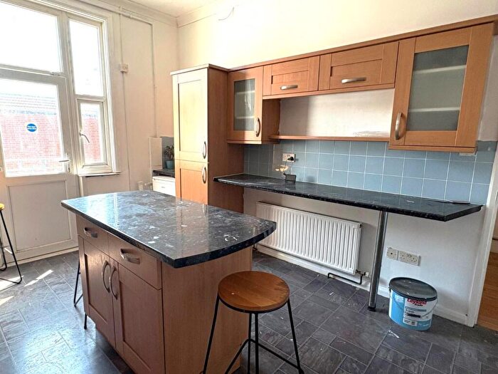 4 Bedroom Maisonette To Rent In Grove Road South, Southsea, PO5