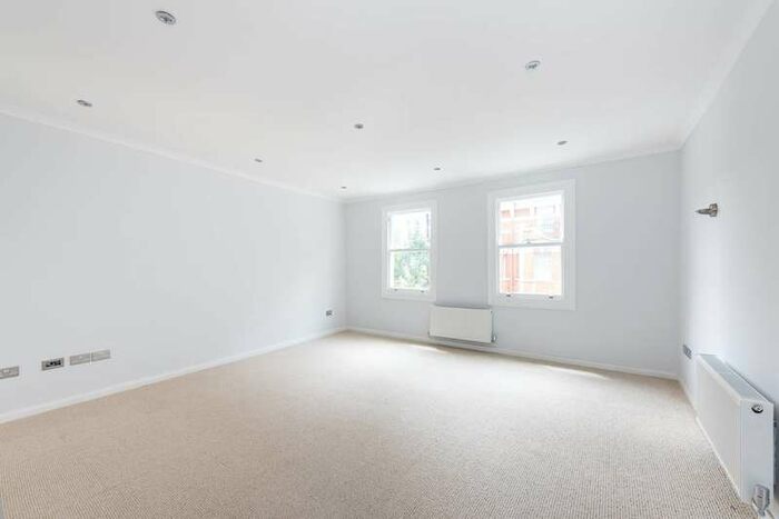 3 Bedroom Maisonette Flat To Rent In Drayton Gardens, Chelsea, SW10