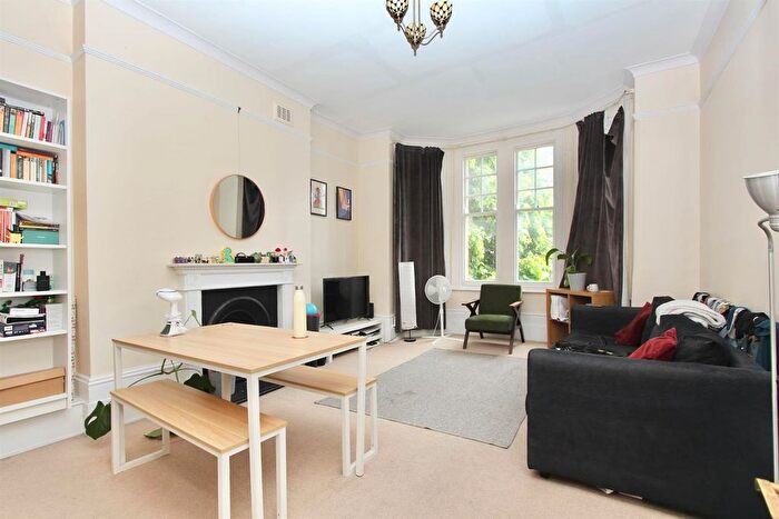 3 Bedroom Flat To Rent In Cranwich Road, N16