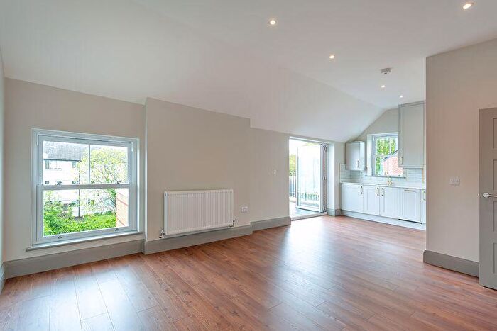 2 Bedroom Flat To Rent In Mayford Road, London, SW12