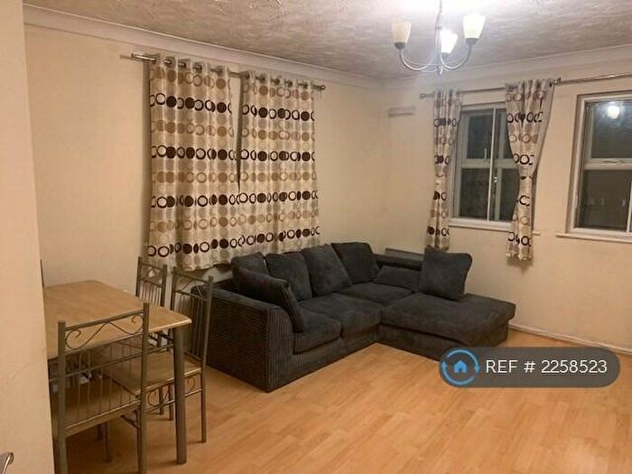 2 Bedroom Flat To Rent In Hurworth Avenue, Slough, SL3