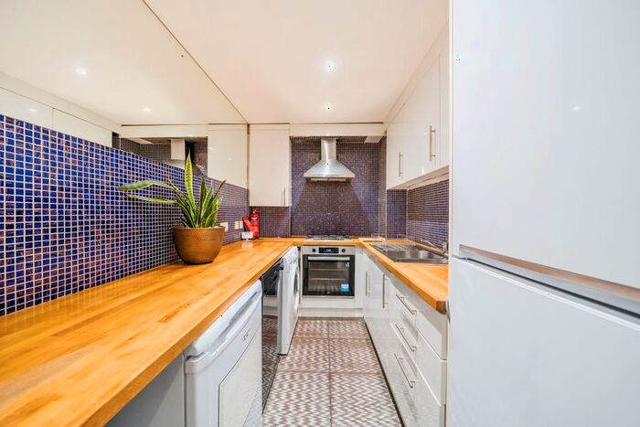 3 Bedroom Flat To Rent In Hanley Road, London, N4