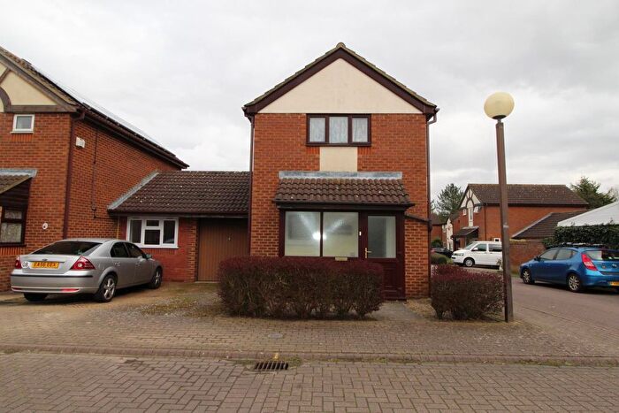 2 Bedroom Link Detached House To Rent In Hoppers Meadow, Loughton, MK5