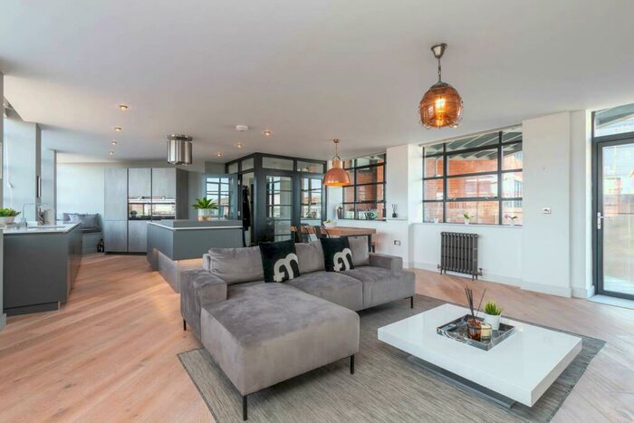 3 Bedroom Apartment To Rent In Queensway House, Livery Street, B3