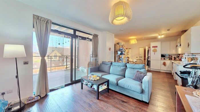 3 Bedroom Flat To Rent In Ballards Lane, London, N12