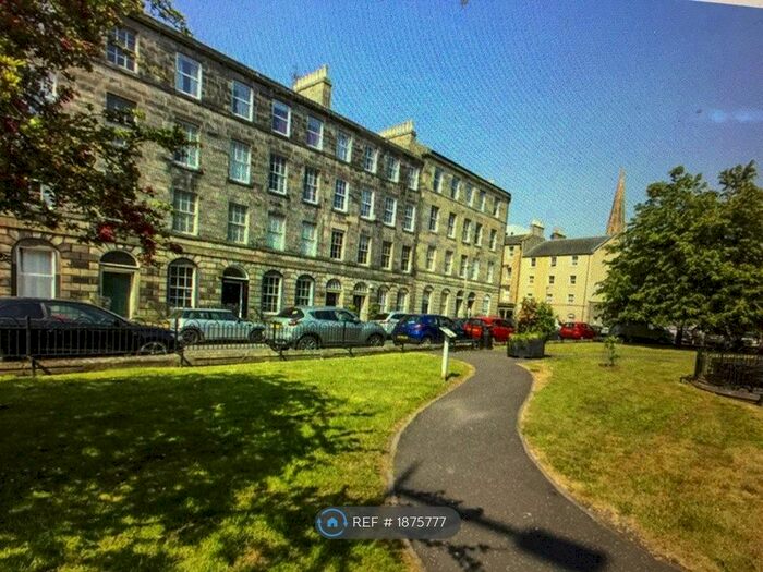 2 Bedroom Flat To Rent In St. Patrick Square, Edinburgh, EH8