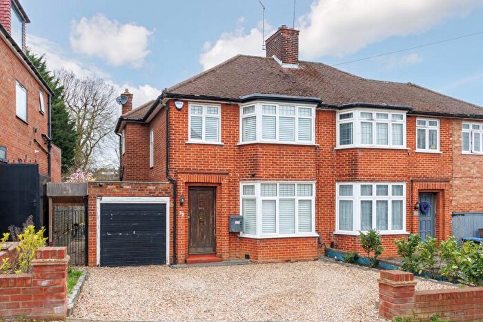 3 Bedroom Semi Detached House For Sale In Lower Kenwood Avenue, EN2