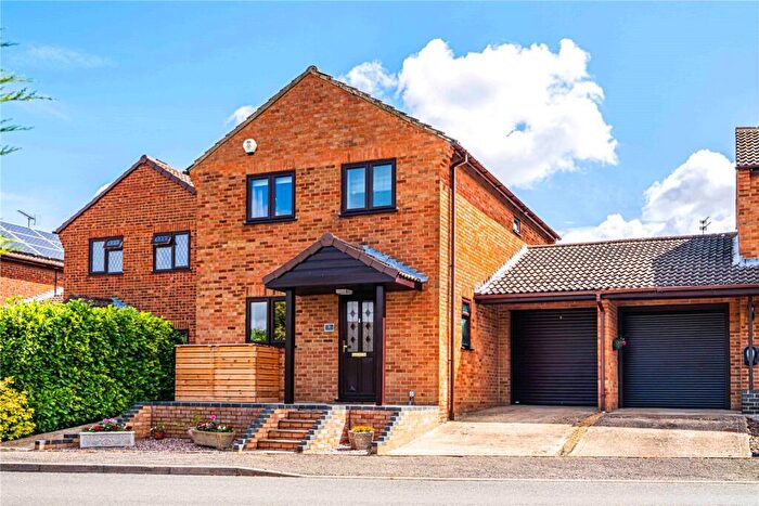 3 Bedroom Link Detached House For Sale In Cantilupe Close, Eaton Bray, Central Bedfordshire, LU6