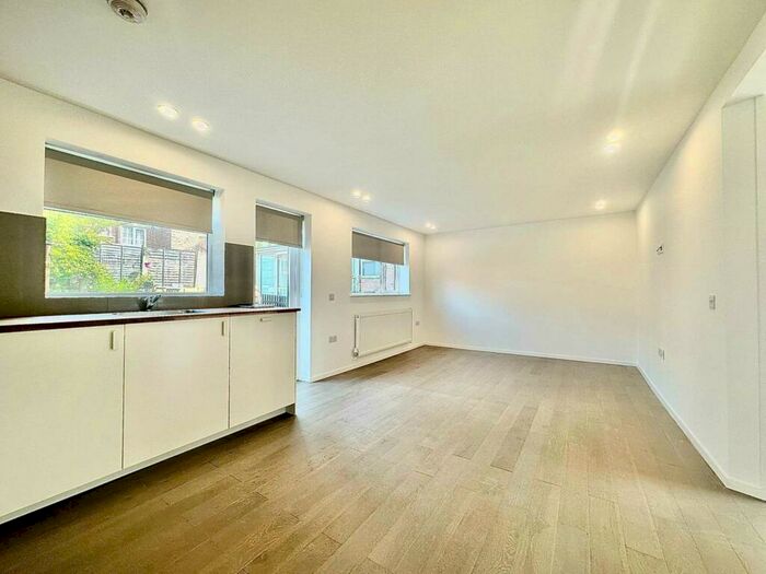 2 Bedroom Flat To Rent In Fairlawn Close, Southgate, London, N14