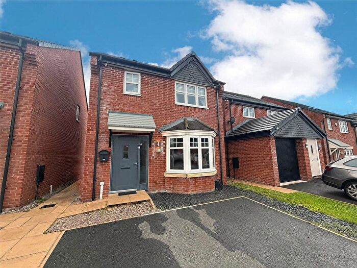 3 Bedroom Detached House To Rent In High Vale Close, Oldham, Greater Manchester, OL8