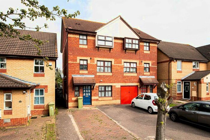 5 Bedroom Detached House To Rent In Rhodes Place, Oldbrook, Milton Keynes, MK6