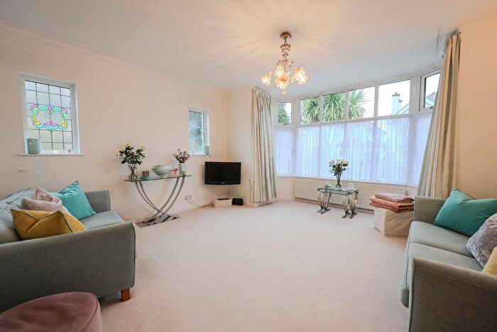 4 Bedroom Detached House For Sale In Tyrone Road, Southend-On-Sea, SS1