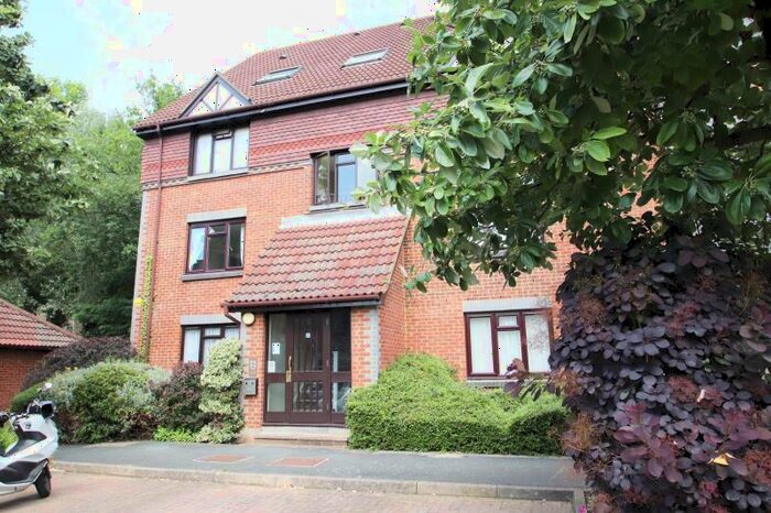 Apartment To Rent In Templecombe Mews, Woking, GU22