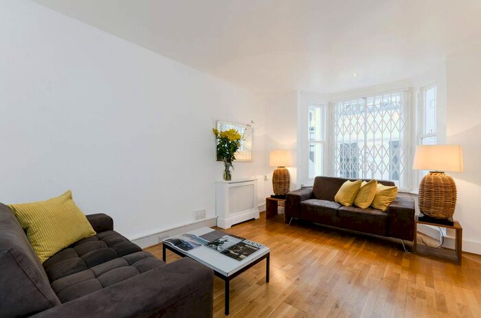 2 Bedroom Flat To Rent In Fairholme Road, Barons Court, London, W14