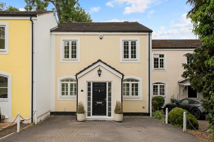 4 Bedroom Flat To Rent In Beechpark Way, Watford, WD17