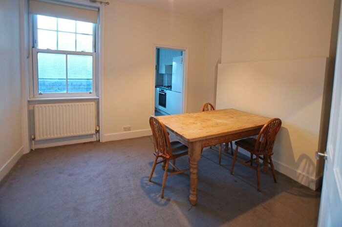 2 Bedroom Flat To Rent In Queenstown Road, London, SW8