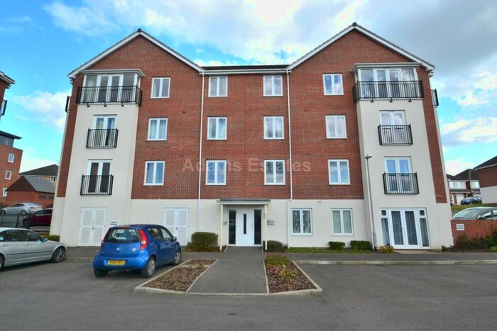 2 Bedroom Flat To Rent In Kennet House, Regis Park Road, RG6
