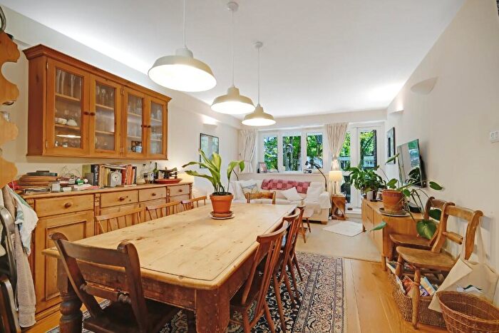 3 Bedroom Duplex For Sale In Joseph Trotter Close, London, EC1R