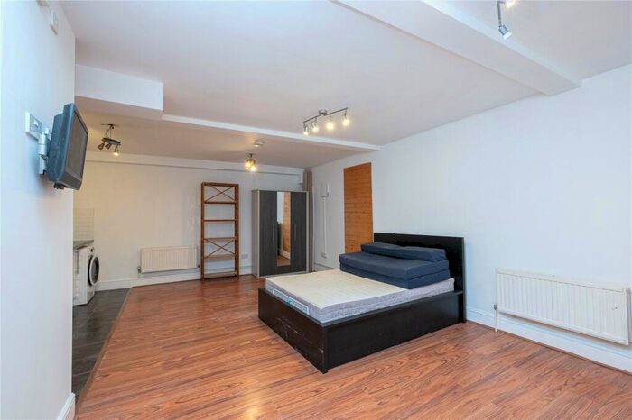 Apartment To Rent In Fairmead Road, Islington, London, N19