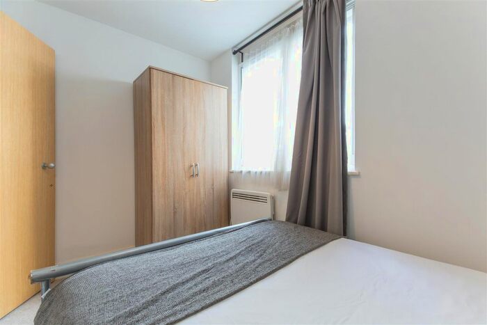 2 Bedroom Flat To Rent In Bride Court, London, EC4Y