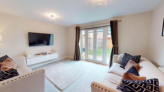 3 Bedroom Town House For Sale In Winder Close, New Rossington, Doncaster, DN11