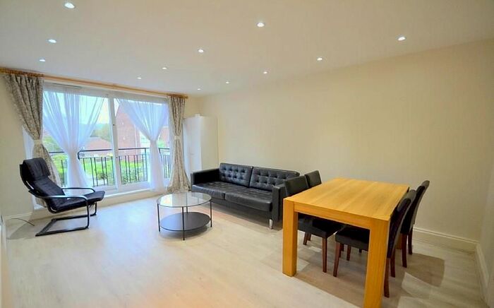 3 Bedroom Flat To Rent In Barchester Lodge, Holden Road, Woodside Park, N12