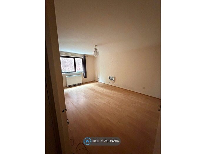 2 Bedroom Flat To Rent In Gurney Close, Barking, IG11