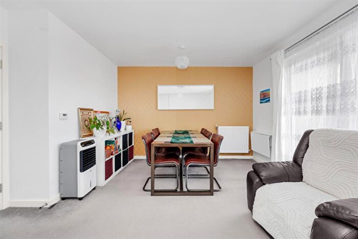 3 Bedroom Flat For Sale In Woodley Crescent, Cricklewood, NW2