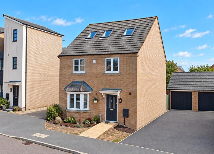 5 Bedroom Detached House For Sale In Portland Court, Oakridge Park, Milton Keynes, MK14